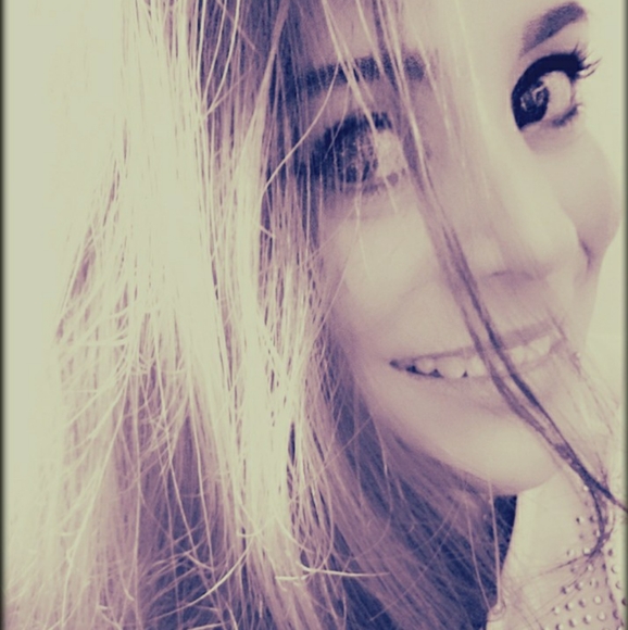 Meet your Posher, Amber Marie โก - Picture 3 of 11